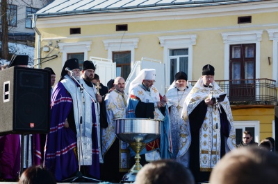 У Чернівцях кілька сотень жителів освятили воду на площі Пресвятої Марії (ФОТО)