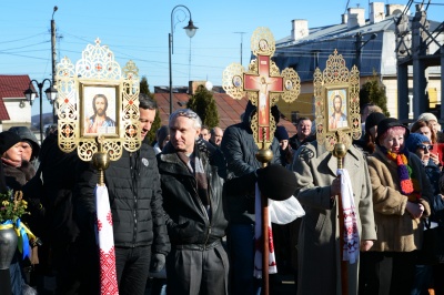 У Чернівцях кілька сотень жителів освятили воду на площі Пресвятої Марії (ФОТО)