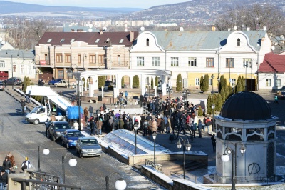 У Чернівцях кілька сотень жителів освятили воду на площі Пресвятої Марії (ФОТО)