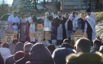 У Чернівцях кілька сотень жителів освятили воду на площі Пресвятої Марії (ФОТО)