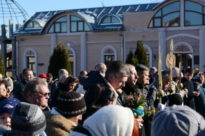 У Чернівцях кілька сотень жителів освятили воду на площі Пресвятої Марії (ФОТО)