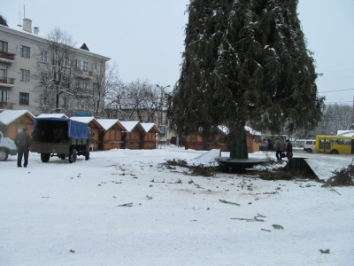 Свята закінчилися – у Чернівцях розбирають ялинку (ФОТО)