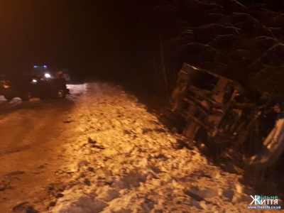 ЗМІ: на Буковині внаслідок ДТП за участю вантажівки й легковика загинув молодий хлопець (ФОТО)