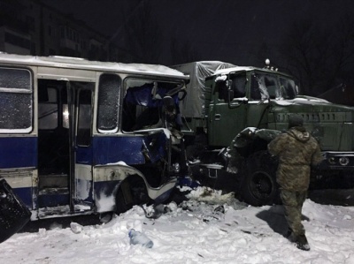 У ДТП з війсковою вантажівкою на Донбасі постраждали 17 людей