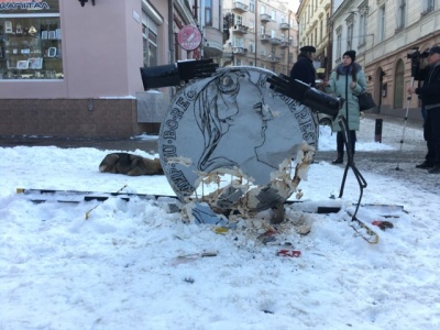 У Чернівцях вантажівка на пішохідній вулиці зруйнувала пам’ятник невідомому корупціонеру (ФОТО)