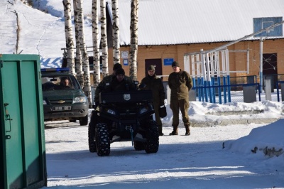 Кордон на Буковині охороняють нацгвардійці на джипах і снігоходах (ФОТО)