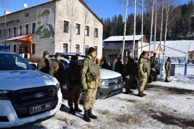Кордон на Буковині охороняють нацгвардійці на джипах і снігоходах (ФОТО)