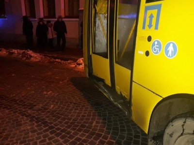 Поліцейське авто врізалося в маршрутку в Чернівцях