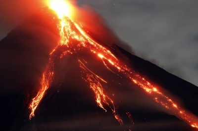 На Філіппінах через виверження вулкана евакуювали понад 80 тисяч людей
