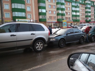 ДТП у Чернівцях: зіткнулися одразу три автівки