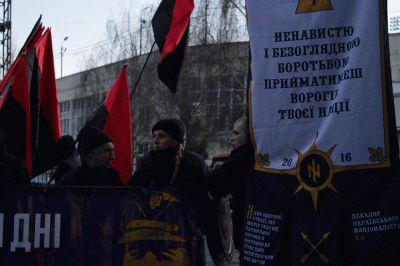 Із смолоскипами та співом Гімну: у Чернівцях пройшла хода пам"яті героїв Крут