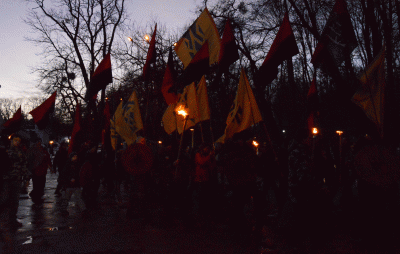 Із смолоскипами та співом Гімну: у Чернівцях пройшла хода пам"яті героїв Крут