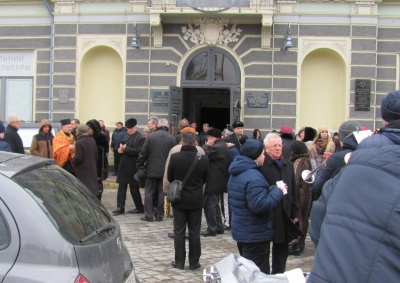 У Чернівцях кілька сотень жителів попрощалися з відомою викладачкою музики Тамарою Шкурган (ФОТО)