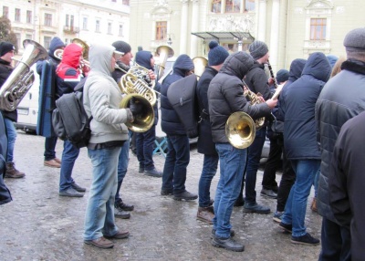 У Чернівцях кілька сотень жителів попрощалися з відомою викладачкою музики Тамарою Шкурган (ФОТО)