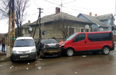 У Чернівецькій області зіткнулися три автомобілі, один з водіїв травмований (ФОТО)