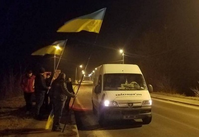 У Чернівецькій області волонтери навколішки зустріли тіло бійця «Донбасу», який загинув у АТО