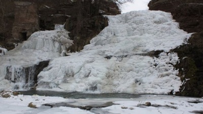 Замерз найбільший рівнинний водоспад України: неймовірні фото