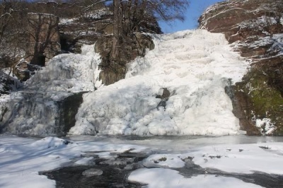 Замерз найбільший рівнинний водоспад України: неймовірні фото