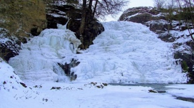 Замерз найбільший рівнинний водоспад України: неймовірні фото