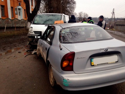 На Буковині двоє водіїв постраждали внаслідок зіткнення легковика з двома «бусами»