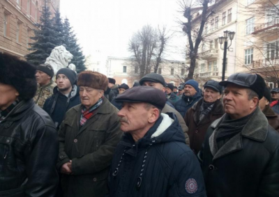 У Чернівцях понад 200 військових пенсіонерів розпочали пікет під ОДА: вимагають перерахунку пенсій