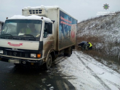 У Чернівецькій області Daewoo Lanos вилетів з траси у кювет (ФОТО)