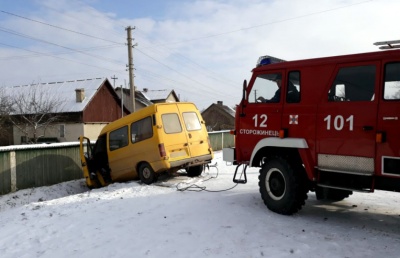 У Чернівецькій області мікроавтобус з’їхав з дороги у канаву (ФОТО)