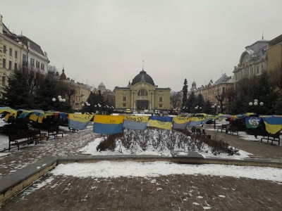 «Велика українська хода»: у центрі Чернівців волонтери розгорнули прапори з передової