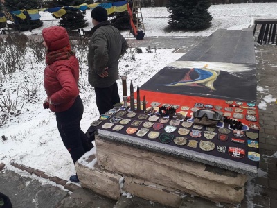 «Велика українська хода»: у центрі Чернівців волонтери розгорнули прапори з передової