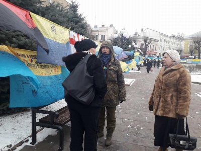 Чернівчани залишають підписи на прапорі, який представлятиме місто у зоні АТО