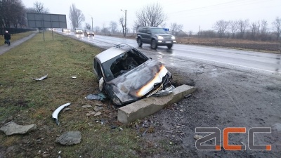 У Чернівецькій області легковик злетів з траси у кювет і загорівся: водій був п’яний
