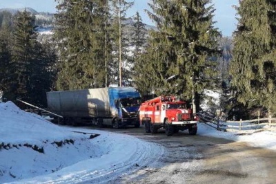 На Буковині через негоду у горах застрягла фура 