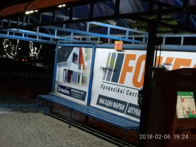У Чернівцях комунальники облаштовують освітлення на зупинках громадського транспорту (ФОТО)