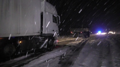 Рятувальники Буковини витягли зі снігових заметів 26 вантажівок (ФОТО)