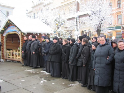 У Чернівцях сотні монахів та монашок молилися за мир (ФОТО)