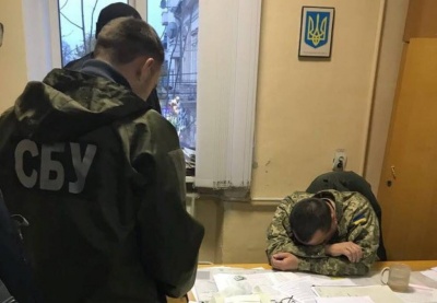 Суд оштрафував заступника військового комісара Чернівців, якого затримали на хабарі 2 тис доларів