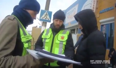 У Чернівцях інспекція благоустрою склала протоколи на двох посадовців Калинівського ринку через товар на тротуарах