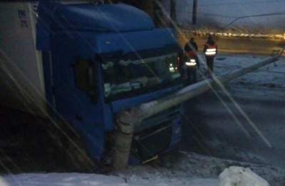 У Чернівцях вантажівка врізалась в електроопору, заблокувавши рух транспорту на вулиці Хотинській