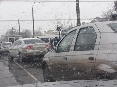 У Чернівцях у районі Кемпінгу утворився затор через ДТП за участю двох «бусів» та легковика