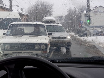 У Чернівцях у районі Кемпінгу утворився затор через ДТП за участю двох «бусів» та легковика