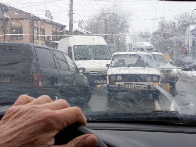 У Чернівцях у районі Кемпінгу утворився затор через ДТП за участю двох «бусів» та легковика