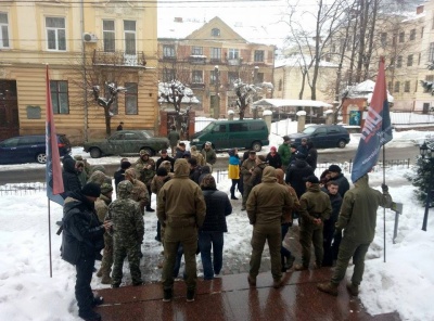 У Чернівцях група активістів у камуфляжах пікетувала прокуратуру через суд щодо «кіборга»