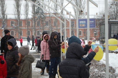 У центрі Чернівців волонтери встановили «арку закоханих»