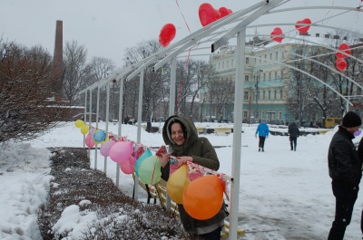 У центрі Чернівців волонтери встановили «арку закоханих»