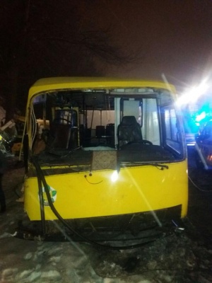У Києві дві маршрутки зіткнулися і збили стовп, вилетівши на узбіччя, мінімум 12 постраждалих 