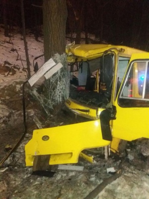 У Києві дві маршрутки зіткнулися і збили стовп, вилетівши на узбіччя, мінімум 12 постраждалих 
