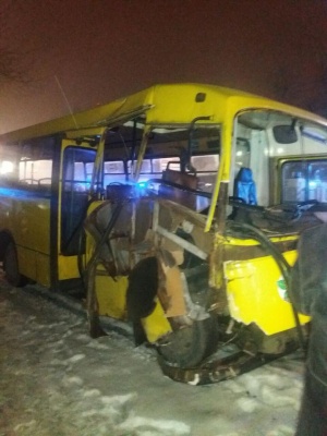 У Києві дві маршрутки зіткнулися і збили стовп, вилетівши на узбіччя, мінімум 12 постраждалих 