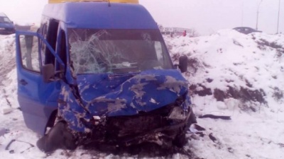 Легковик влетів в автобус з дітьми поблизу Києва: є загиблі