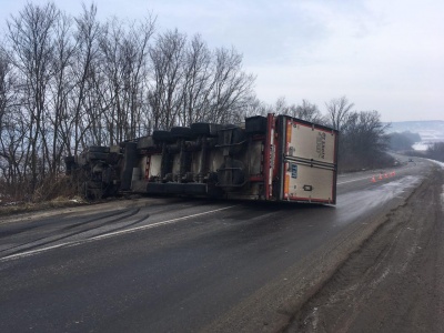 У поліції прокоментували ДТП з «фурою», яка перекинулась на трасі «Чернівці - Київ»