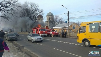 На трасі «Чернівці–Снятин» палає овочевий магазин біля церкви села Мамаївці (ВІДЕО)